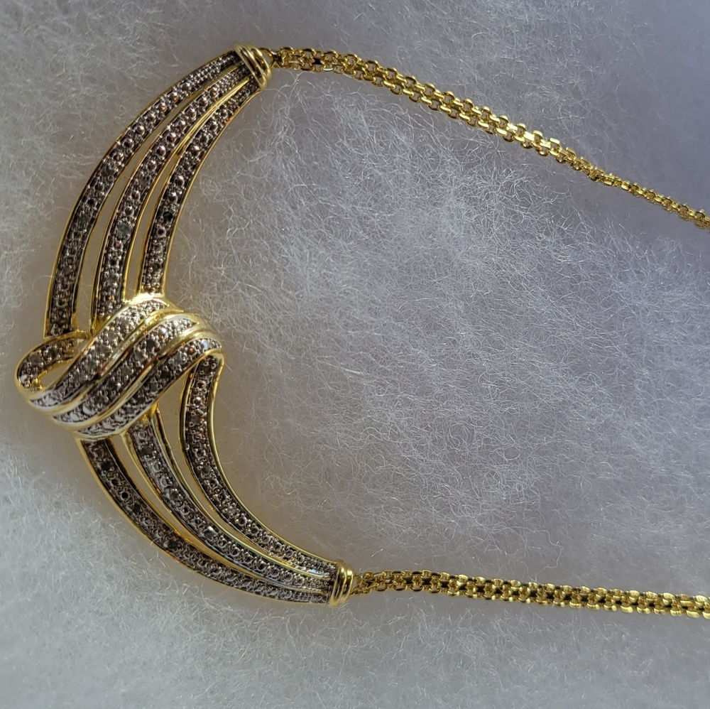 Never worn necklace. New, no tags